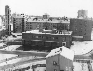 Nya branstationen med Vårvägen i bakgrunden år 1961. Notera punkthus under uppförande i Skytteholm.