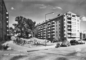 Vy från Virebergsvägen uppåt kullen med Vårvägens gård, ca 1962. Vykort. "SOLNA. Virebergsvägen, Ekensberg".