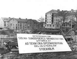 Påbörjat byggande av Solna-Sundbybergs brandstation ca år 1960. Till höger en skymt av Vårvägen.