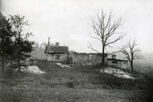 I karta från 1851 är ett torp inritat på kartan. Denna är avfotograferad år 1924 (äldsta fotot). Fotot finns i Solnabibliotekets samling. Bilden har vållat stor huvudbry då den ej stämt med landskapet. Först sedan bilden vänts V/H har den stämt. Bilden har alltså blivit felframkallad. Mysteriet har äntligen lösts! Torpruinen har rivits mellan 1924 och 1930 varefter Ekensbergs gårds huvudbyggnad har byggts. Gården revs år 1953 inför byggandet av Vårvägen och Sommarvägen.