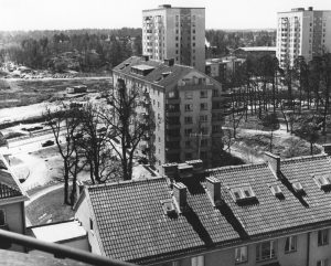 Vy av delvis obebyggd Vireberg från brandstationstornet med del av Vårvägens tak. Skytteholm är vid denna tid, ca 1960, ännu rena landsbygden. 