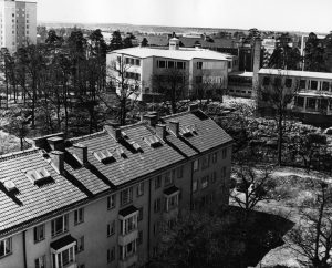 Vårvägen 1958. Gatan var ännu inte klar och det växte träd mitt. Ekensbergsskolan var nybyggd. Foto från brandstationstornet.