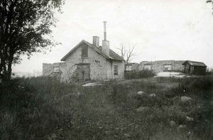 Ekhagens torp från annan vinkel mot dagens lekplats i riktning mot Virebergsvägen. I karta från 1851 är ett torp inritat på kartan. Denna är avfotograferad år 1924. Torpruinen har rivits mellan 1924 och 1930 varefter Ekensbergs gårds huvudbyggnad har byggts. Gården revs år 1953 inför byggandet av Vårvägen och Sommarvägen.