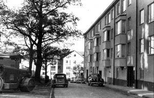 Vårvägen år 1958. Vy mot gatan. Notera vänstertrafiken vid denna tid som rådde fram till högertrafikomläggningen 1967.