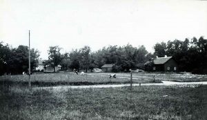 Lantlig idyll. 1940-tal. Hagavägen och stigen fram till Ekensbergs gård. Där korna betar ligger dagen Vårvägen. Till höger Spetsberget där Ekensbergsskolan ligger i dag.