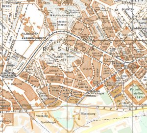 Karta över Råsunda från 1940 överlagrad på nutida karta. Här ser vi Ekensbergs gård med olika uthus placerad på mark som dagens fastigheten är byggd på. Vägen från Hagavägen (nuvarande Ekensbergsvägen) gick rakt igenom dagens fastighet. I mitten av 1950-talet upphörde stumpen av Ekensbergsvägen som låg i slutet av Stråket. Den kom att förlängas ända fram till brandstationen. På dagens brandstationstomt fanns en hästgård.