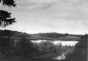 På det som i dag är Skytteholm låg en sjö som haft olika namn genom tiderna. Först hette det Ekhagssjön efter det torp som låg där Vårvägen ligger. Sedan kallades det Träsksjön och Träsket och från slutet av 1800-talet blev namnet Rudsjön. Till höger på bilden ser vi området där Vårvägen ligger i dag. Foto från början av 1900-talet. Sjön försvann under mellankrigstiden då det dränerades.