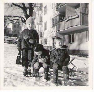 Vinterbild från 1958. Till höger: Peter Nyström, Vårvägen 3 sittande på kälke. Två andra nu okända barn. Observera eken framför 5:ans gårdsport. Den plockades ned någon gång på 1960-talet. Ekensbergsskolan i bakgrunden.