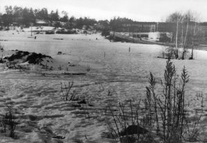 Vinterbild. Hagavägen till höger. Till vänster Ekensbergs gård. Stora ladan syns. Bakom den ser vi "mjölkboa". Ca 1930.