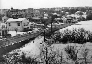 1940-tal. Hagavägen (senare Ekensbergsvägen) och Stråkvägen. Vi ser buss nr 11 som gick från Sundbyberg till Norra Bantorget (till höger i bild). Råsundaskolans annex under uppförande. Fältet till höger hörde till Ekensbergs gård och kallades för Ekensbergs hage. I bakgrunden Råsunda fotbollsstadion.