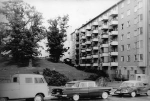 Vy från Virebergsvägen uppåt kullen med Vårvägens gård, ca 1960. Till vänster lastbrygga till ICA Finess. Områdets uppskattade livsmedelsaffär som upphörde i början av 1980-talet.