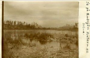 Rudsjön "Is på Rudsjön Vintern 1916". Till höger på bilden Ekensberg. Torpställena i närheten hette Rudsjödal och Rudtorp, intill fanns Rudagatan ,Villa Ruda och Villa Rudboda. Rudsjögatan existerar än i dag. Namnen berättar om riklig förekomst av rudor och att karpfisken var ett välkommet tillskott i hushållet hos de fattiga industriarbetarfamiljer som på artonhundratalet bebyggde och bebodde municipalsamhällena Nya Huvudsta och Hagalund.