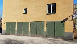 Föreningen förfogar över fyra garage. År 2015 genomgick garageportarna ett byte där de nya portarna fick ursprungligt utseende.