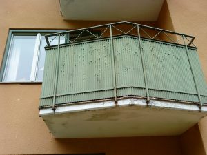 FÖRE: Originalbalkong. Här ser vi exempel på betongsprickor och andra exempel på hur illa medfarna balkongerna hade blivit efter ca 60 år.