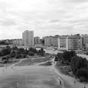 Vy från berget vid Solna Centrum mot Vireberg, slutet av 1950-talet. Frösundaleden är inte färdigbyggd.