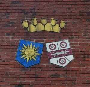 Solna-Sundbybergs branstations emblem mot Ekensbergsvägen.