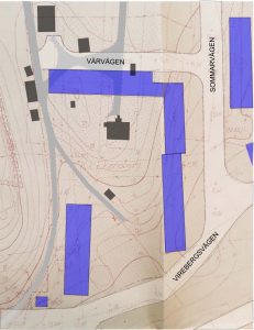 Ekensbergs gård med byggnader i grått i relation till dagens bebyggelse markerat i blått. Topologisk karta från 1953. Rekonstruktion: Richard Nyström.