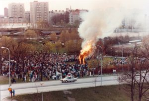 Valborgsmässoeld i Skytteholmsparken, tidigt 1980-tal.