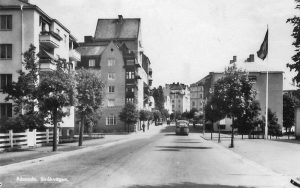 Buss nr 11 från Sundbyberg körde ned för Stråkvägen där det fanns en hållplats på vänster sida strax före hörnet. Bussen svängde sedan vänster längs med Hagavägen (nuvarande Ekensbergsvägen) På nästa bild kan du se hur bussen fortsatte, vidare in till stan mot Norra Bantorget. På 1960-talet åkte de flesta som skulle in till stan med buss 508 som gick på Frösundaleden efter tunneln (fr o m 1967). Hållplatsen hette då "Höstvägen".