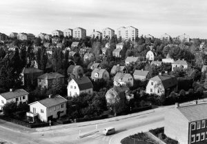 Vy från brandstationstornet öv villaområdet slutet av 1950-talet. Här gick Hagavägen (nuv. Ekensbergsvägen), till vänster Stråkvägen md Råsundaskolan.