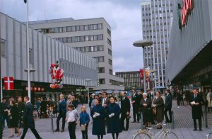 Solna centrum. Bygget av Solna Centrum påbörjades 1960 och centrumanläggningen invigdes 1965. Det var vid den tiden ett av regionens modernaste centrum. Arkitekten Sture Frölén hade fått uppdrag både att rita planen och att utforma samtliga byggnader i centrum, de kommersiella och de offentliga.