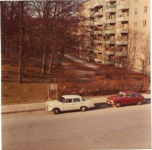 Vy från Virebergsvägen uppför backen till brandstationen och Vårvägens gård. Slutet av 1960-talet. Bilarna: Mercedes Benz och Renault.