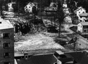 Ellingtons kiosk invid branstationens grusplan. Här kunde man köpa godis, glass och aftontidningar intill slutet av 1960-talet. Bilden är taget ca 1956 då trappan upp till Ekensbergsskolan ännu inte är byggd.