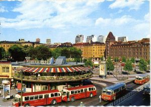 Bild från mitten av 1960-talet. Vid denna tid fanns ingen tunnelbaneförbindelse som kom först i mitten av 1970-talet. Jag (Richard Nyström) kommer ihåg att man tog 508:ans buss till S:t Eriksplan för att byta till tunnelbana. Bussen gick från hållplats "Höstvägen" på andra sidan Frösundaleden, en bit efter tunnemynningen på Skytteholmssidan. 508:ans buss gick hela vägen till Norra Bantorget där det fanns en rund terminal med affärer kallat "Rotundan" (se bild). Den revs år 2006. Den bruna stora byggnaden till vänster var det berömda "Vinterpalatset" med världens största panorama-biograf (buktad filmduk). Här såg jag Stanley Kubricks rymdfilm 2001 är 1968 eller 1969. Palatset revs senare för att göra plats åt diverse LO-fackliga byggnader. Norra Bantorget var en självklar knutpunkt för boende i Solna och man kunde ofta träffa Vårvägen-grannar på bussen.